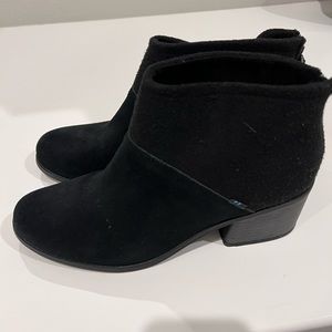TOM’S suede black booties